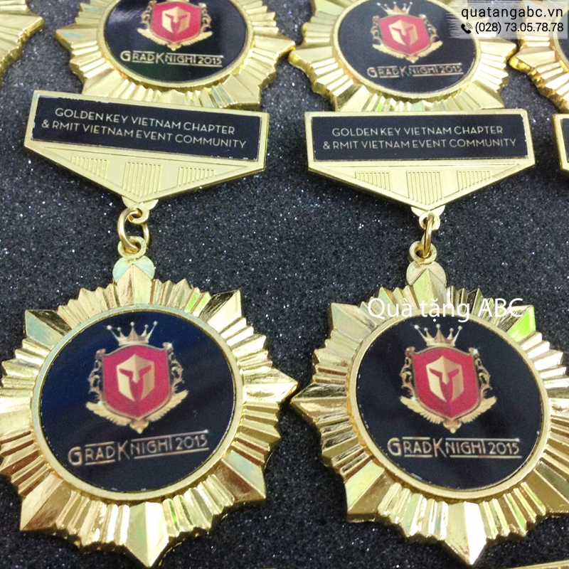 INLOGO in huy chương cho công ty Grad Knight 2015.